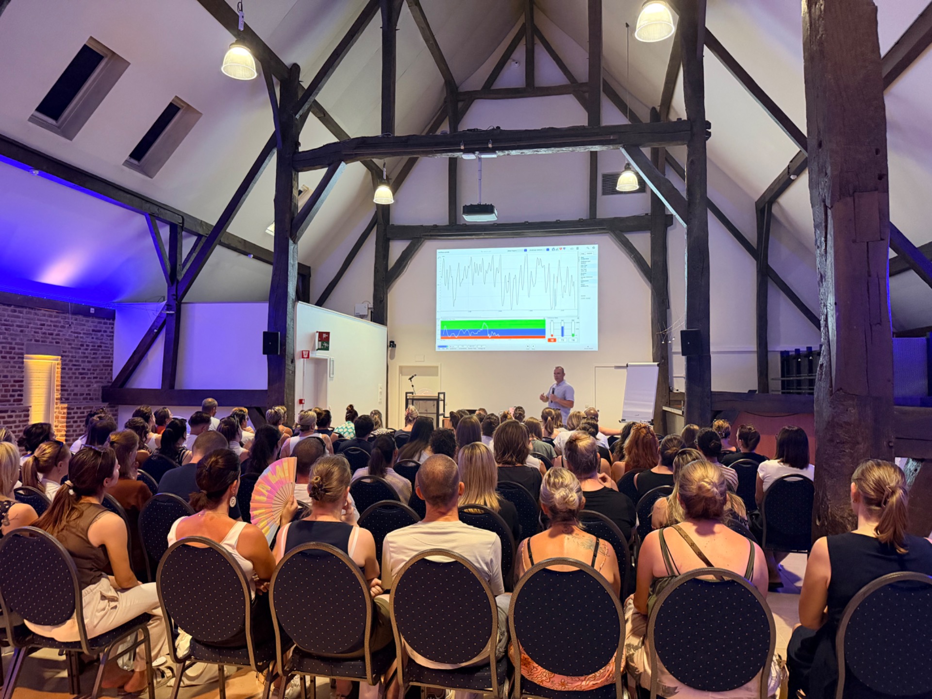 Keynote HAPPII-DO met live HRV-grafiek van hartcoherentie op het scherm